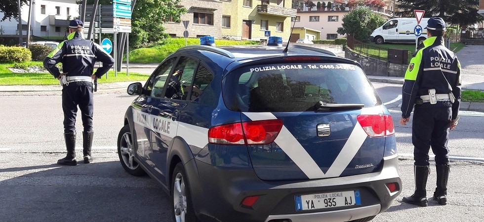 Con la Bmw procede a zig-zag e urta le altre auto: il tasso alcolemico è 5 volte oltre il consentito